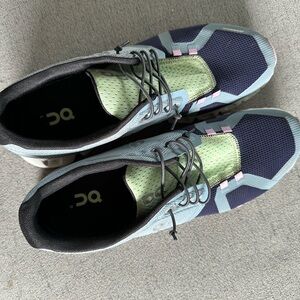 On Cloud teens shoes women’s size 10.5